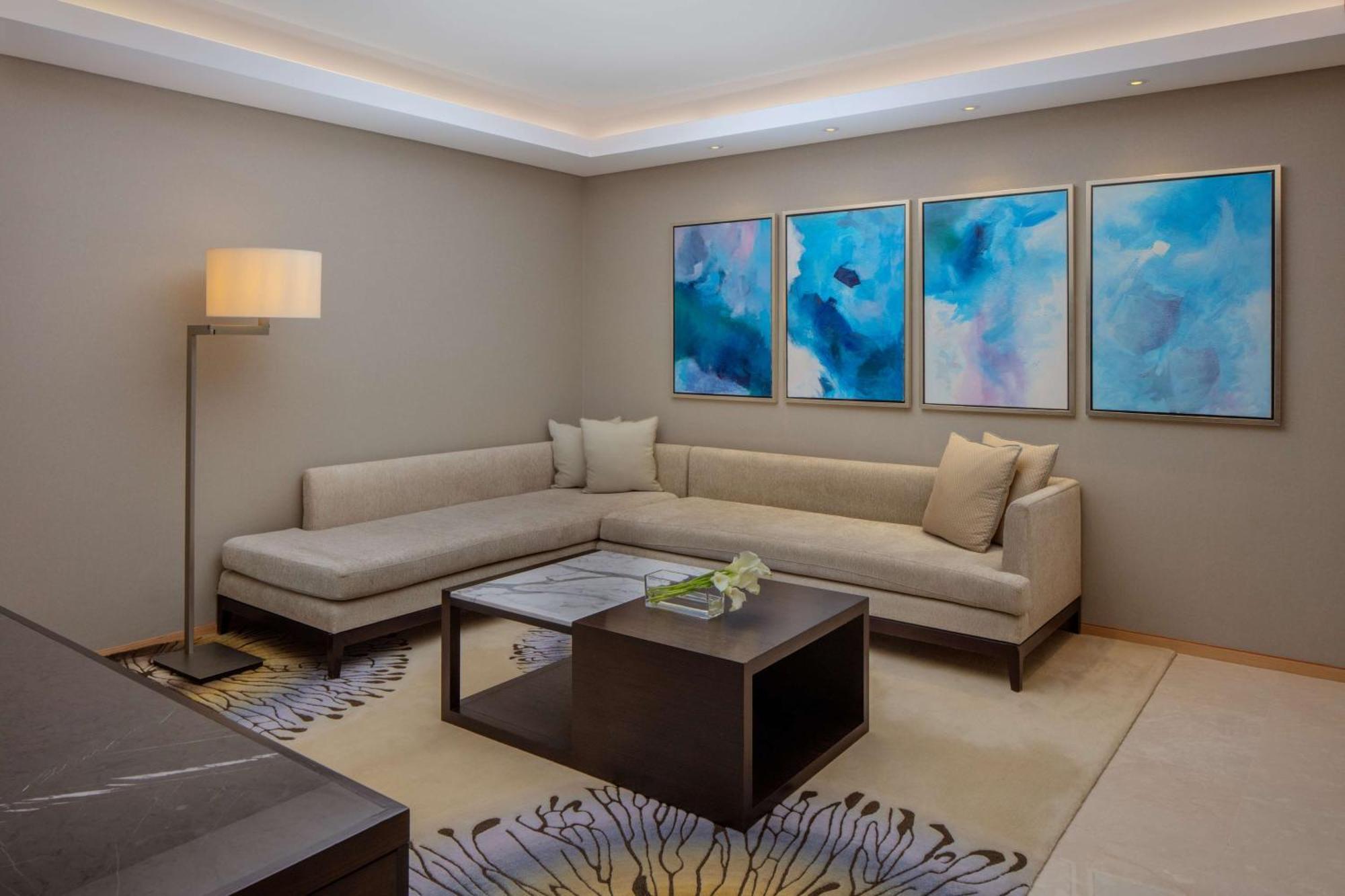 Hyatt Regency Riyadh Olaya Exteriér fotografie A living room at the Ritz-Carlton, DIFC