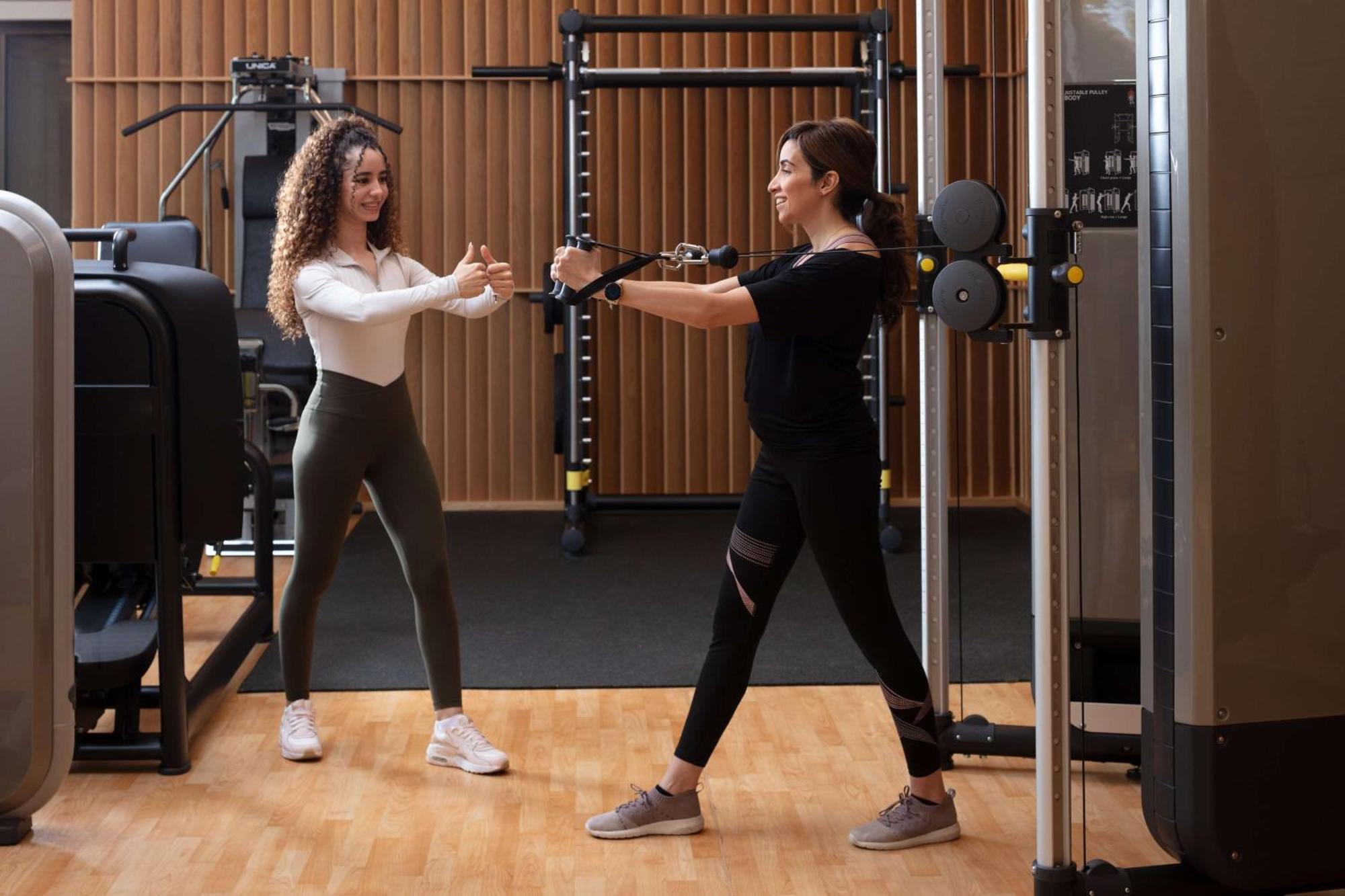 Hyatt Regency Riyadh Olaya Exteriér fotografie Personal trainer working with a female client