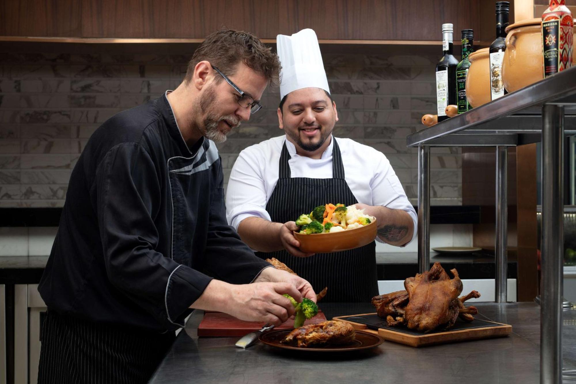 Hyatt Regency Riyadh Olaya Exteriér fotografie Chef de cuisine (left) and sous-chef (right)