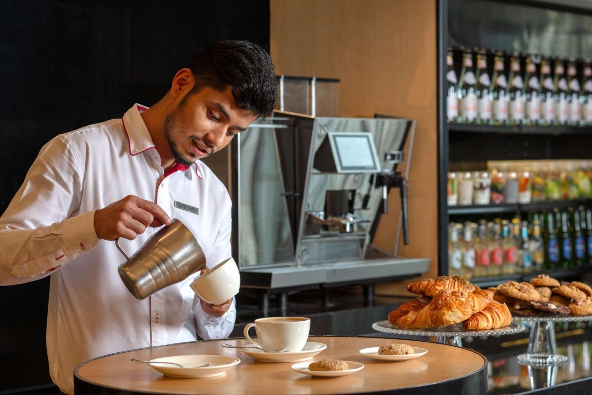 Hyatt Regency Riyadh Olaya Exteriér fotografie A barista at work