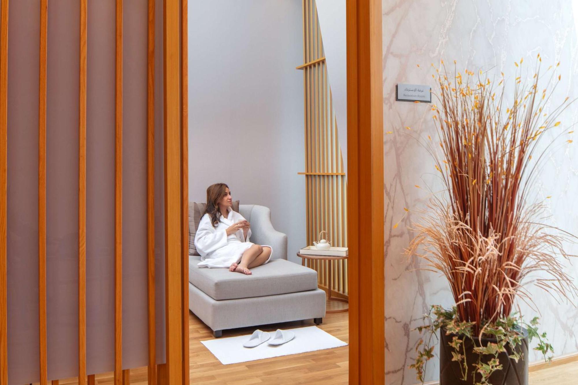 Hyatt Regency Riyadh Olaya Exteriér fotografie A woman relaxing in a spa