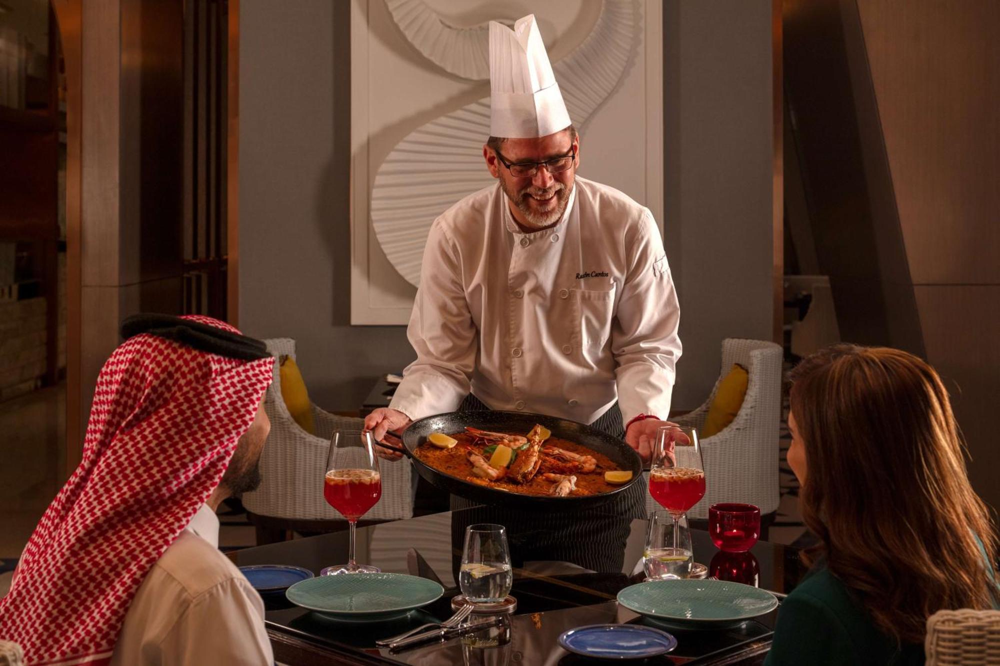 Hyatt Regency Riyadh Olaya Exteriér fotografie A chef serving food