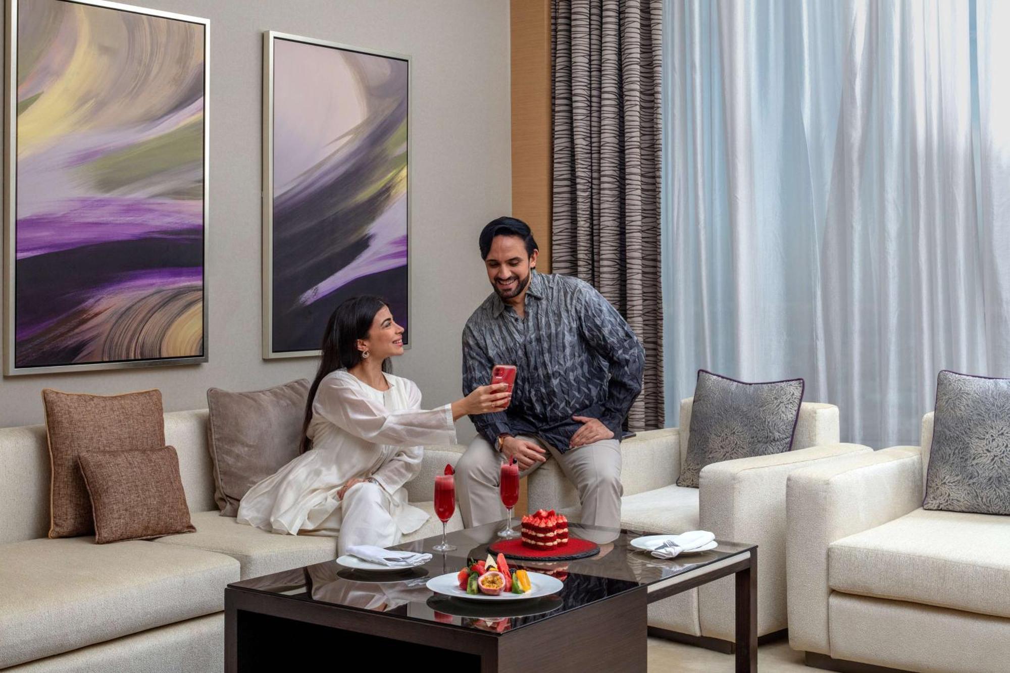 Hyatt Regency Riyadh Olaya Exteriér fotografie A couple in a living room