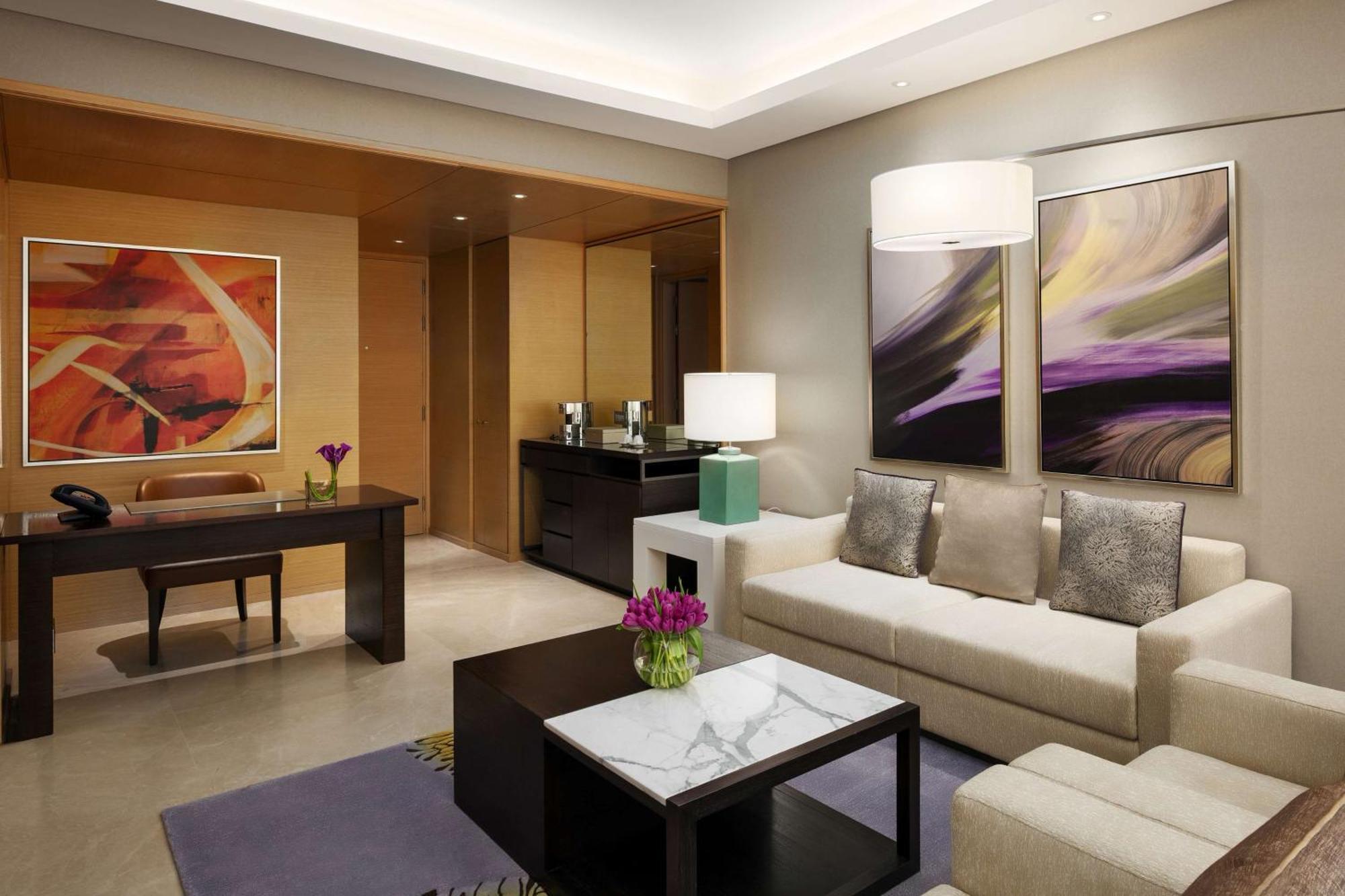 Hyatt Regency Riyadh Olaya Exteriér fotografie A living room in a suite at the Ritz-Carlton, Dubai