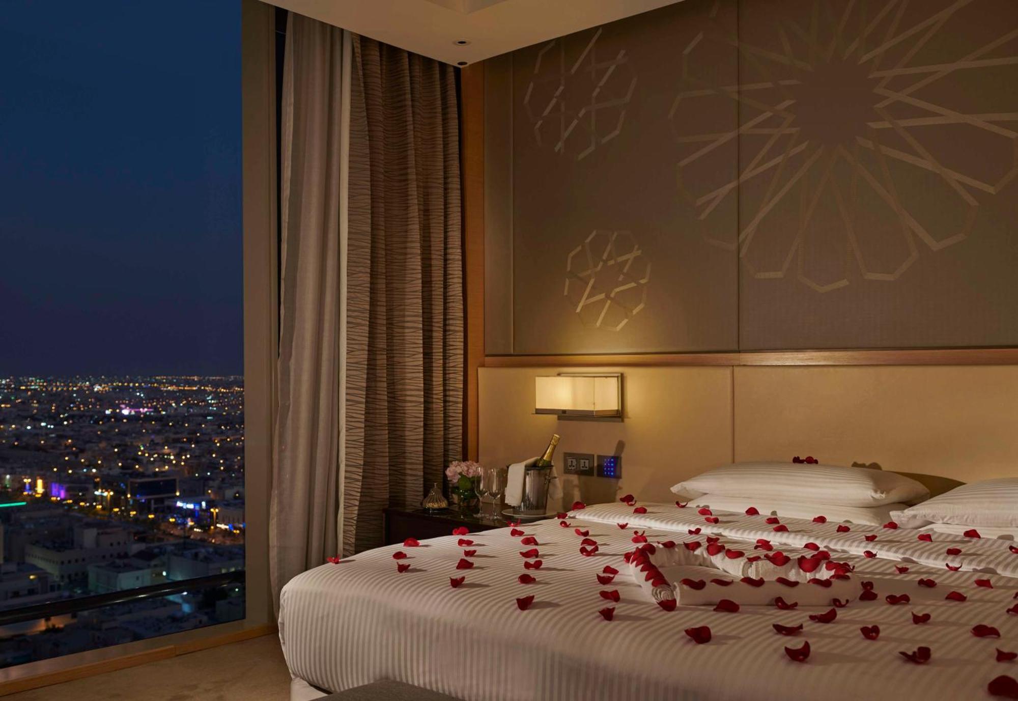 Hyatt Regency Riyadh Olaya Exteriér fotografie A bedroom at the hotel