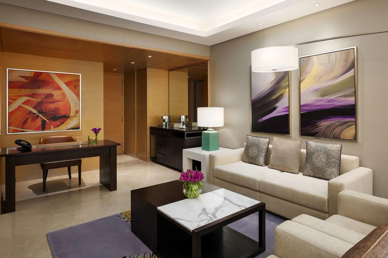 Hyatt Regency Riyadh Olaya Exteriér fotografie A living room in a suite at the Ritz-Carlton, Dubai