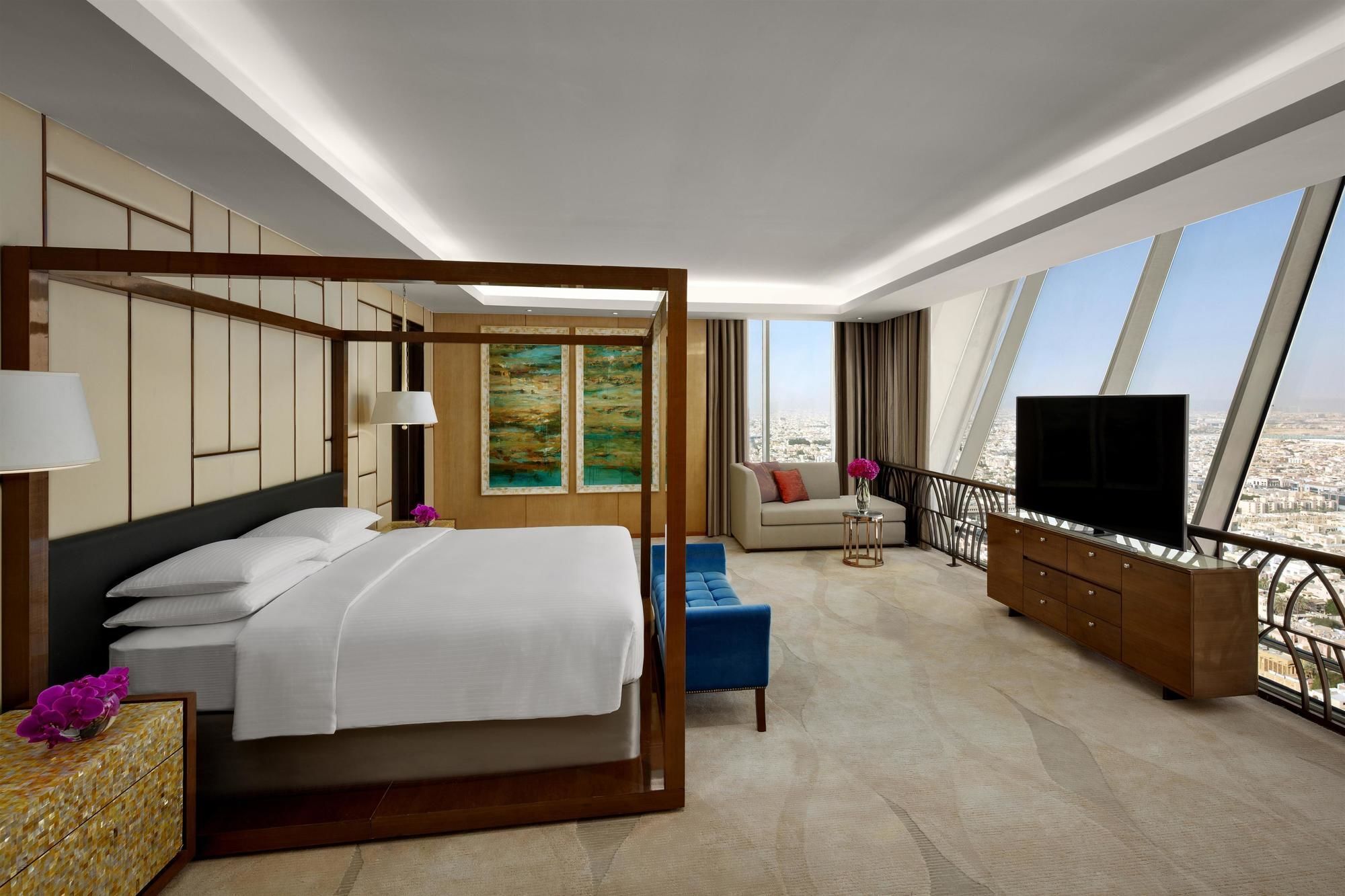 Hyatt Regency Riyadh Olaya Exteriér fotografie A bedroom at the Ritz-Carlton, Riyadh